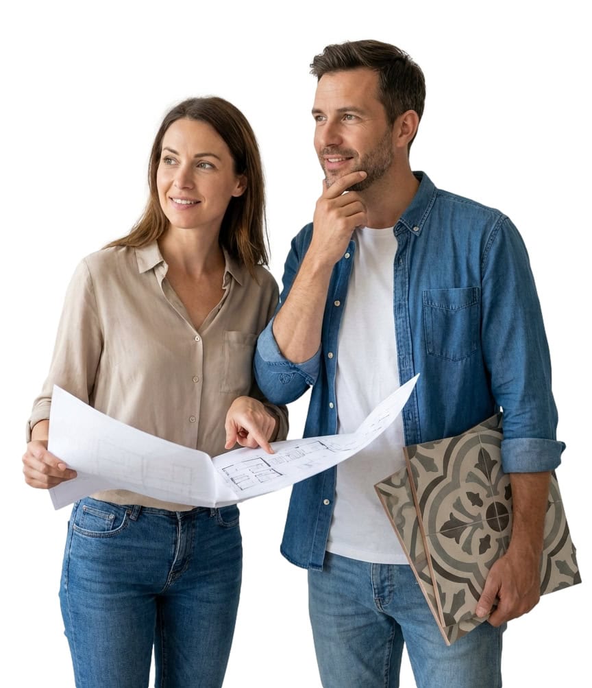 Mann und Frau stehen nebeneinander, halten Baupläne oder Musterfliesen und blicken nachdenklich – Symbolbild für Entscheidungsfindung beim Innenausbau.